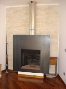 Allestimento in ferro per camino di design per abitazione privata a Roma 
